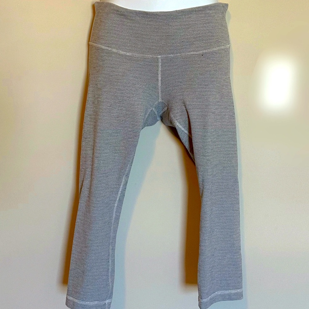 LULULEMON Textured Low Rise Cropped Leggings